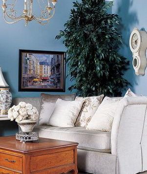 带有美式风情的家居用了简单的涂料做墙壁衬底，将装饰画植物和装饰品摆放其中，构成一幅温馨的画面