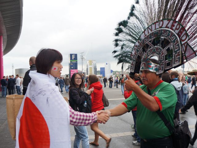 墨西哥球迷与日本球迷握手