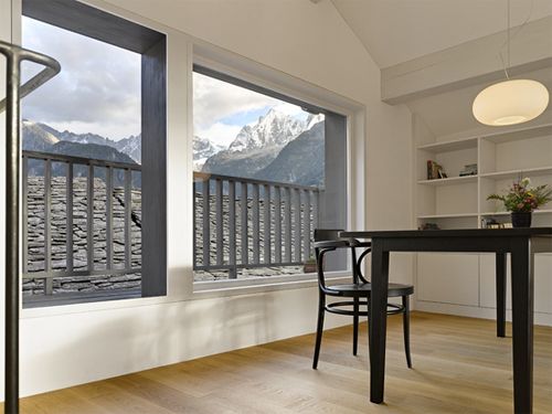 阿尔卑斯山别墅：自然材质遇见现代风格 (图) 