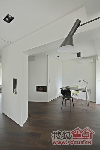 深色地板搭配出的极致空间 提升公寓优雅气质 