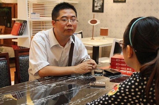瑞森营销总监何小平(左一)正在接受新浪家居记者采访
