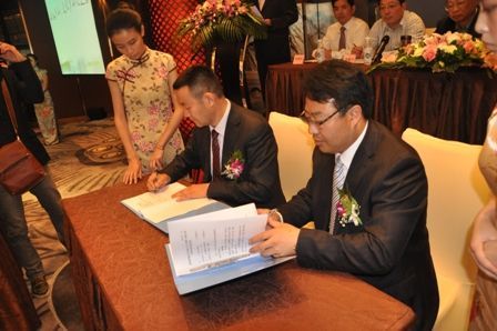 董事长骆正任与芦山县县长王华签订了芦山县文化产业园区建设项目投资协议