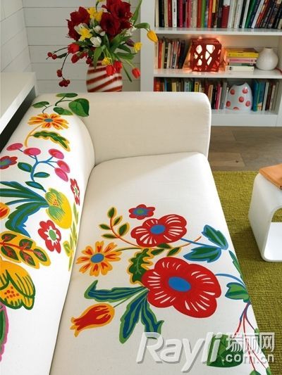 沙发上的花朵装饰