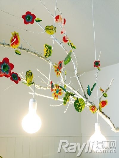 用干枝和花朵作为吊灯装饰