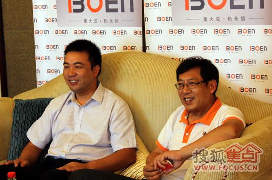 伯恩太阳能科技有限公司副董事长总经理刘至国（左一）与董事常务副总经理王刚（右一）