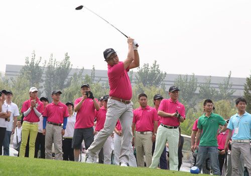 江森自控建筑设施效益业务中国区渠道部经理冯业华为本次高尔夫邀请赛开球