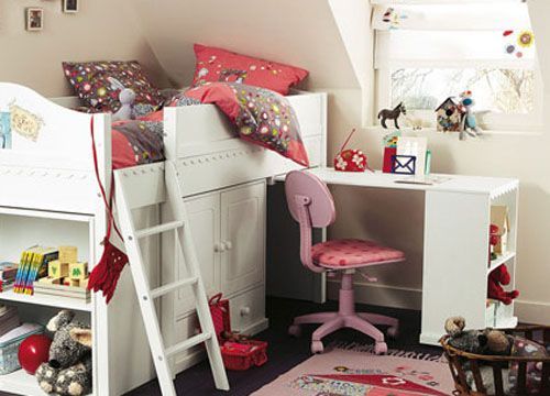 该儿童房空间不大，却是于设计中加入充分的关爱与呵护，满足了使用功能和安全性这两方面的需求