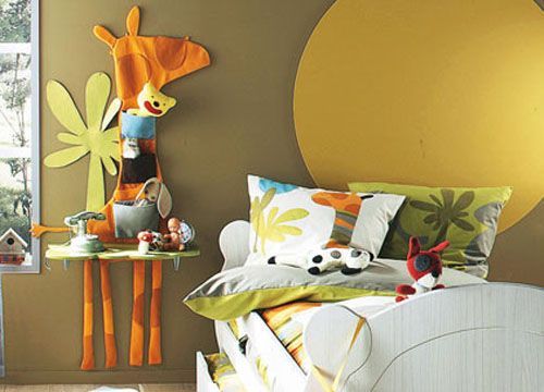 带有简约风格的儿童房，充斥着各种极具趣味性的动物图案，加上温暖亮眼的黄色调，让整个儿童房充满了活力感