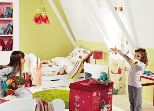 红色的花朵收纳盒，花卉图案的窗帘，还有白色印花床品等的搭配，整个儿童房里都充满了花的元素。明亮而热情的颜色，让女孩子们活力十足