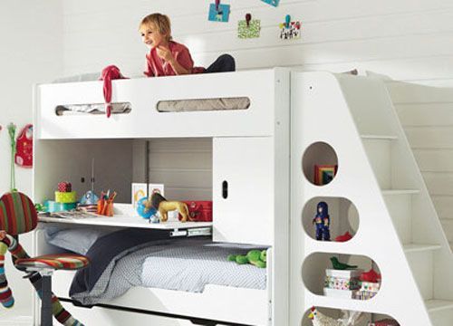 纯白色的儿童房以其强大的实用功能抢夺你的视线，一款多功能的复合型家具作为整个房间的中心扩散开来
