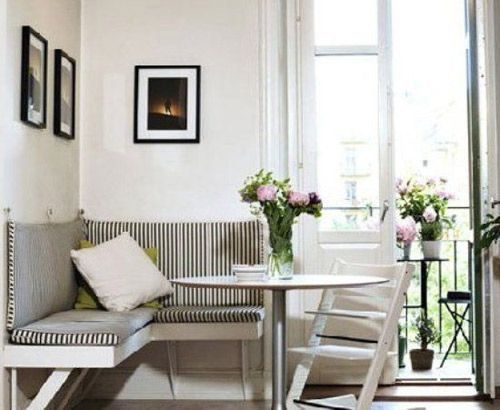 设计一个靠墙固定的餐椅是小户型餐厅最好用的招数之一，不仅节省空间，而且把墙壁当做靠背的餐椅也非常舒适