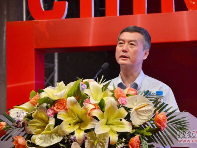 中国建筑卫生陶瓷协会秘书长缪斌在论坛做主题演讲