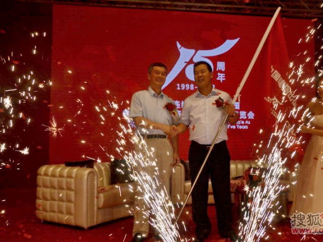 中国建筑卫生陶瓷协会秘书长缪斌向代表中国出征博洛尼亚的鹰牌授旗