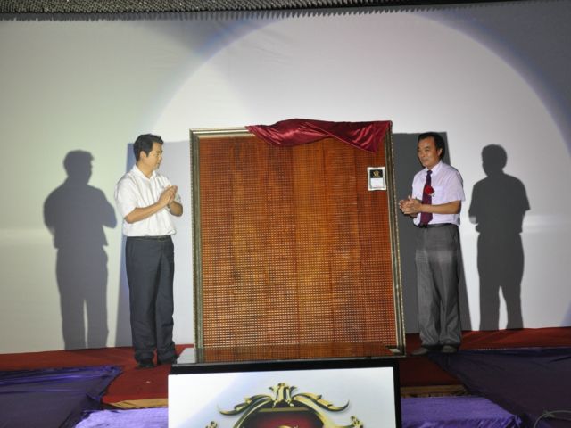 中国林产工业协会会长王满与永吉木业董事长胡志庆共同为三维地板揭幕