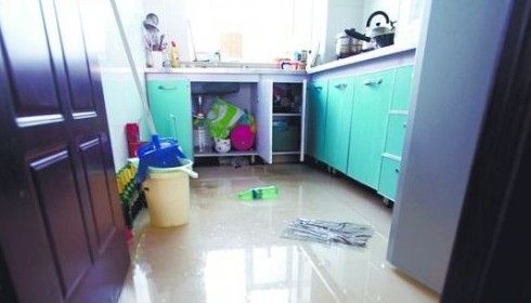 泡地板砸厨房损失谁来赔？