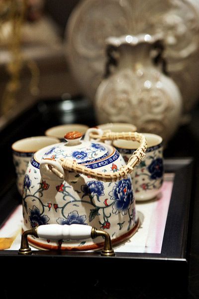 青花瓷的茶具和盘子，以一种温婉的姿态静静地摆放着，柔和随意的一切给人肌肤般的亲切