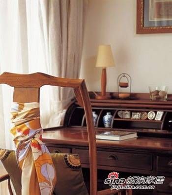 角落的书桌安静私密，古典书桌与座椅，搭配真丝丝巾与锦缎靠垫，显示出女主人在细微之处的自我关怀