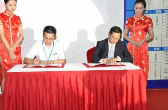 天格地板上海公司总经理刘文斌先生(左)与申远空间设计总经理张兆平先生(右)共同签署合约，开始了双方的战略合作旅程。