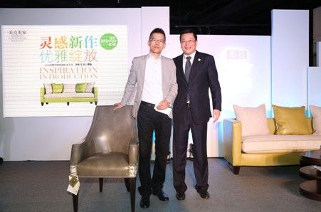 图为：美克美家家具连锁有限公司运营总经理赵革先生与一等奖获奖者合影