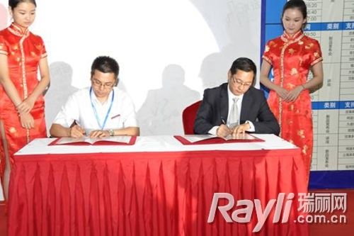 天格地板上海公司总经理刘文斌先生（左）与申远空间设计总经理张兆平先生（右）共同签署合约，开始了双方的战略合作旅程