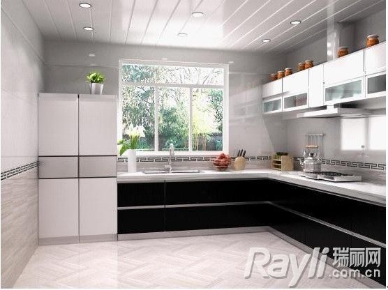 以木线石为主调的浅色厨房空间里，黑色的橱柜门避免了大量的浅色带来的单一感。