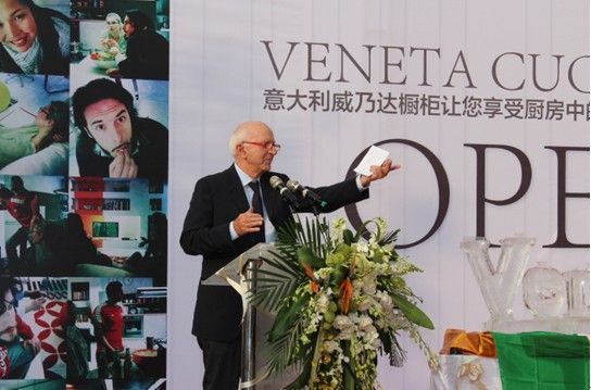 图为意大利Veneta Cucine S・p・A 集团主席 Mr Giacomo Archiutti先生在揭幕礼上发表了充满浓浓爱意的演说