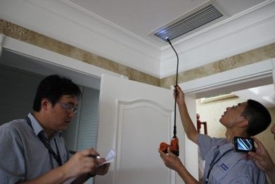 海尔中央空调服务人员利用专业检测工具免费为用户检测空调使用情况