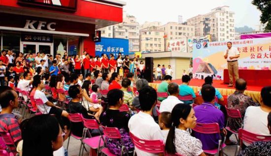 图为：“走进社区 诊治渗漏”第十八场大型公益活动在广州白云区永泰时代广场举行