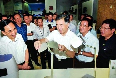 图为广东省委书记汪洋和省长朱小丹高度称赞嘉兰图设计的这款雪莱特书写宝LED台灯