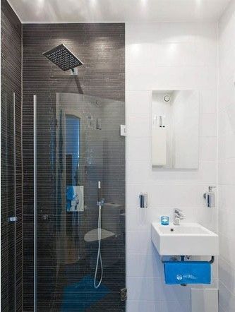 清新质朴是卫浴间的整体风格，简单的灰白色基调和蓝色饰品的装点，为不大的空间营造出纯净的简约氛围