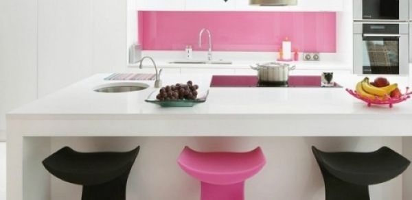 华而不实的清爽粉色调厨房设计  