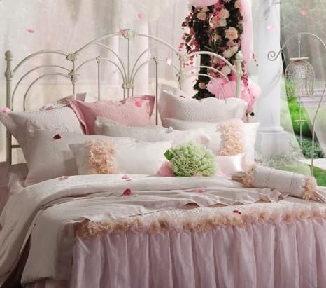 给平淡的卧室多点颜色看看 八款床品PK设计感 