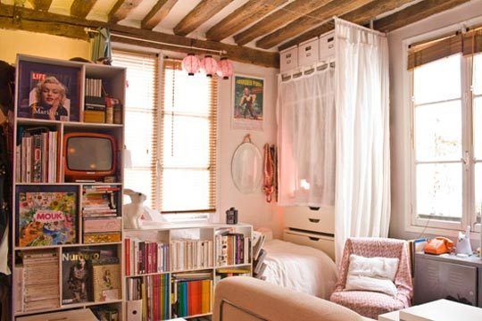 26平温馨巴黎小窝居 书架隔开卧室与客厅 