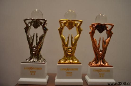 　　　友联·为家在第28届国际名家具（东莞）展上所获得的三个大奖奖杯