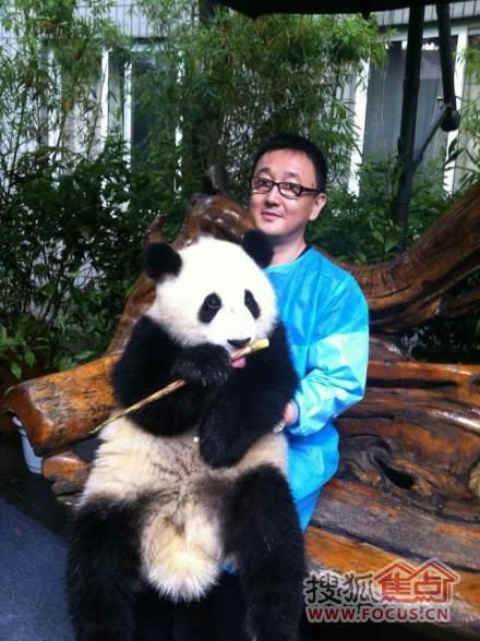 王伟与他认养的熊猫合影