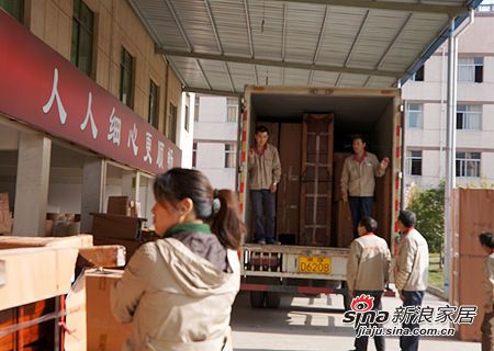 11月5日某家具企业员工正在将打包好的红木家具送上配送车