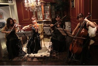 超舒适举办“意大利家具文化交流周”，小提琴手在鸟巢旗舰店营造浪漫氛围