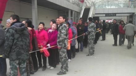 很多市民在大学路南三环锦荣国际轻纺城门前排起了长队