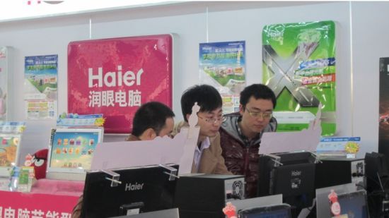 消费者在店内选购海尔电脑产品