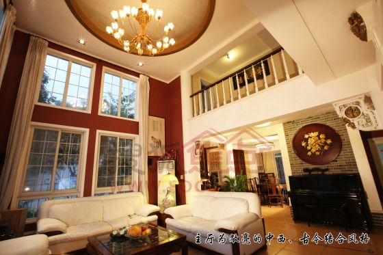 张老师设计的客厅：奢华的西式吊灯与古朴的中式茶几完美结合 天圆地方的设计体现了和谐之美同时也体现了天人合一共同存在的设计理念
