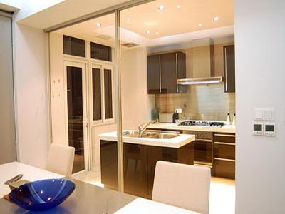 开放式厨房设计方案 清洁宽敞明亮风格统一 