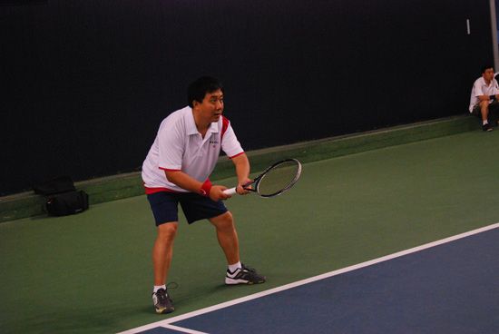 张钧董事长在网球赛场上