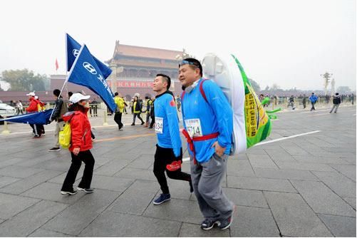 生活家助跑北京马拉松 给孩子送双运动鞋
