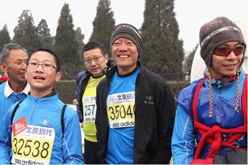 生活家助跑北京马拉松 给孩子送双运动鞋