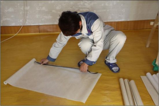 壁纸工人在认真的测量壁纸