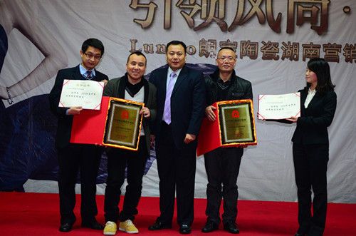 “中国陶瓷优秀经销商”荣誉获得者和杨总合影