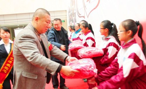 广东马可波罗陶瓷有限公司副总经理杜然为孩子们送上棉衣