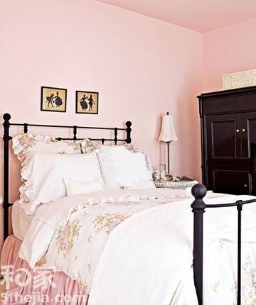 搭配方案：粉色墙面花朵床品