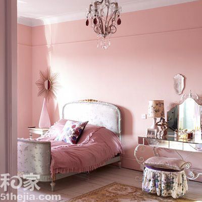 搭配方案：浅粉色墙面 公主范家具水晶吊灯