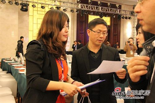 法恩莎卫浴事业部总经理严邦平、市场部经理刘琳娜接受记者采访